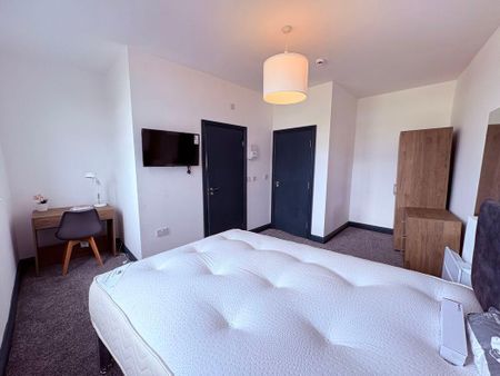 Beach Road - Room 8, South Shields, South Shields, Tyne and Wear, NE33 2LZ - Photo 2