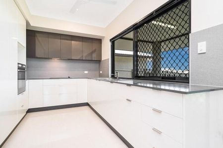 SPACIOUS FAMILY HOME IN ZUCCOLI! - Photo 5