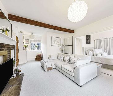 Utterly charming studio apartment set on the first floor of a much ... - Photo 3