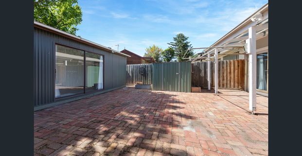 Beautifully renovated 2 Bedroom House with a renovated rear studio with Bathroom & Kitchen - Photo 1