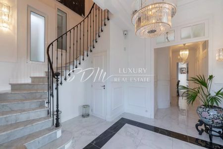 Vivre à Eze : Villa familiale avec beau jardin, piscine et annexe - Photo 2