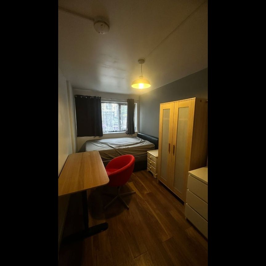 Room in a Shared House, Ashton Street, E14 - Photo 1