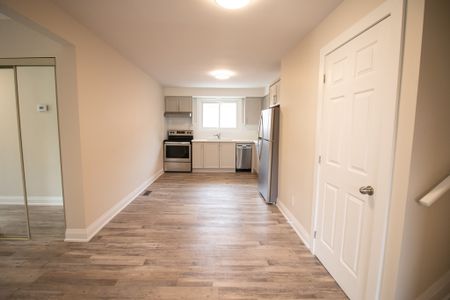 **STUNNING** 3 Bedroom Main Unit in Hamilton!! - Photo 4