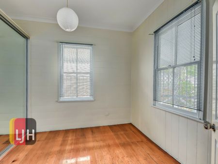 CHARMING 2 BEDROOM HOME WITH AIR CONDITIONING - Photo 2