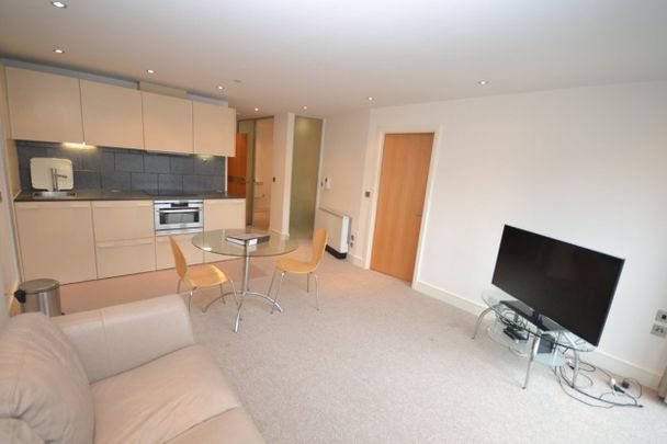 2 bed Flat for Rent - Photo 1