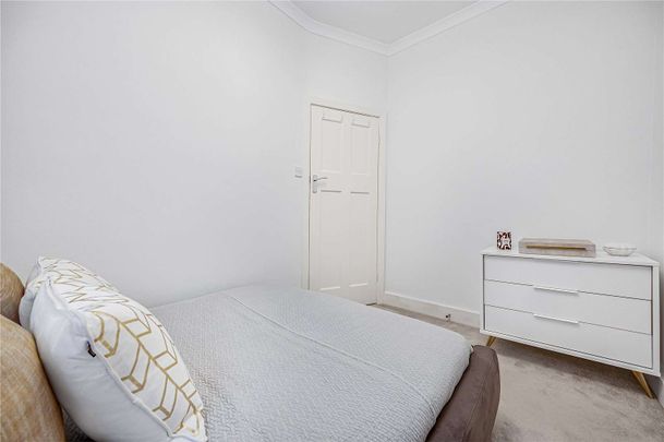 A two bedroom maisonette situated in a quiet mews just off Marylebone Lane and Marylebone High Street. - Photo 1