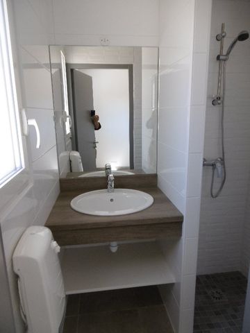 Location Maison 4 pièces 84m² ST JEAN DE VEDAS 34430 - Photo 3