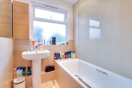 2 bedroom apartment to rent Chesterfield Court, Cranes Park, Surbiton, KT5 - Photo 5