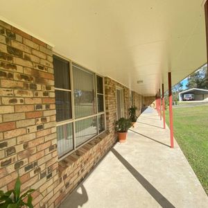 Large Family Home - Ample Shedding! - Photo 2