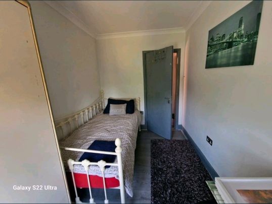 Room in a Shared House, Langhorn Road, SO16 - Photo 1