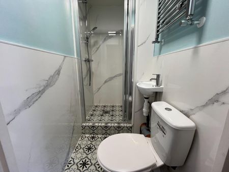 1 bedroom Flat To Let - Photo 2