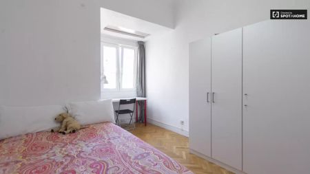 Double bed in Rooms for rent in modern 8-bedroom apartment in Moncloa - Photo 3