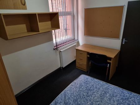 4 bedroom flat to rent - Photo 3