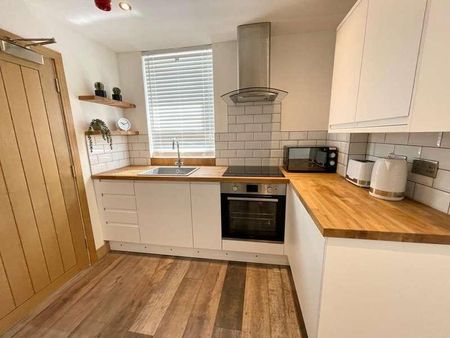 Portland St // Bed Apt // Aug, LN5 - Photo 4