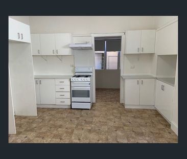 Space & Convenience In Excellent Location - Photo 2