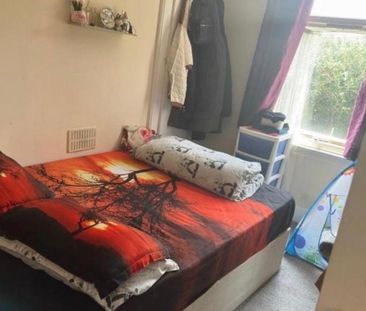 Room in a Shared House, Wedderburn Road, IG11 - Photo 1