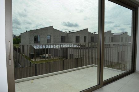 Nieuwbouw appartement met één slaapkamer, ruim terras, ondergrondse autostaanplaats en kelder. - Photo 2