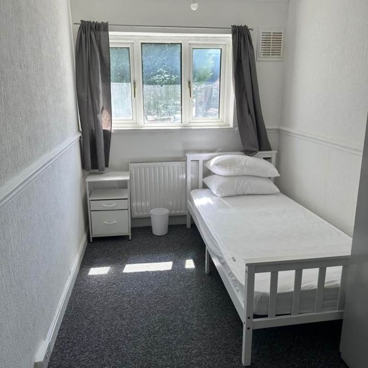 Room in a Shared House, Charlton Crescent, IG11 - Photo 1
