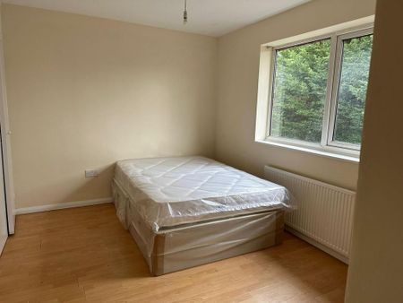 1 bedroom in a house share to rent - Photo 2