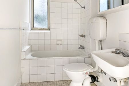 Wonderful views with light filled interior - Photo 3