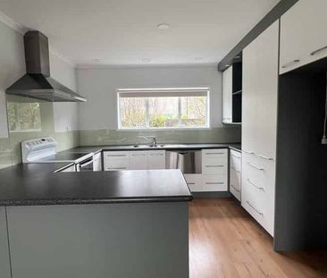 Refurbished townhouse in great location - Photo 2