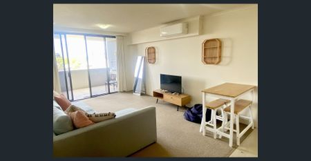 Furnished Appartment with Car Parking & Water Included - Photo 4