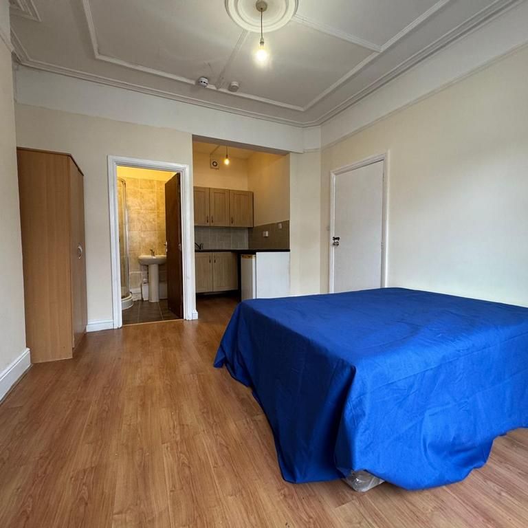 Studio to rent - Photo 1