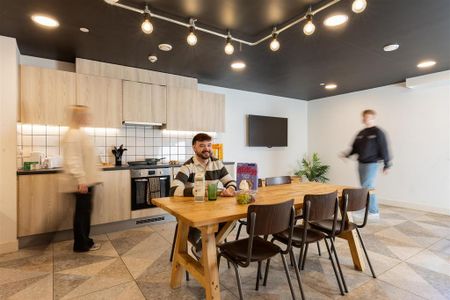 1 bedroom in a flat share to rent - Photo 3