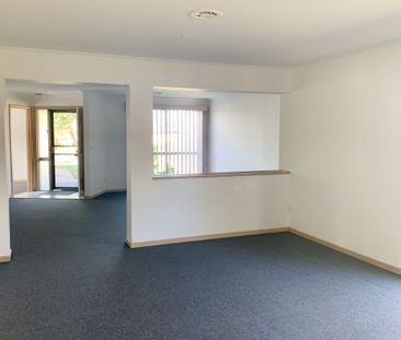 Spacious home in quiet court location - Photo 3