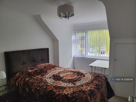 1 bedroom in a house share to rent - Photo 4