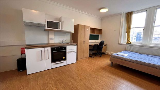 Studio with en-suite bathroom and private kitchenette plus amenities in highly regarded student accommodation situatied off Trafalgar Square. All bills included. Furnished. 24/7 security. - Photo 1