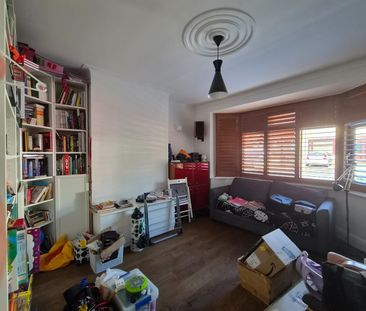 4 Bed Terraced House, Ardwell Avenue, IG6 - Photo 2