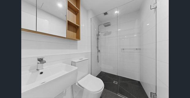 Stylish apartment with large courtyard - Photo 1