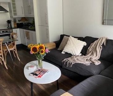 Large Double Bedroom - Photo 4