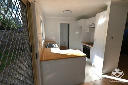 Spacious 3 Bedroom Townhouse Close to All Amenity - Photo 2