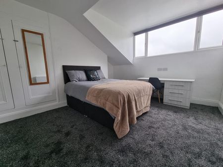 4 bedroom flat to rent - Photo 3