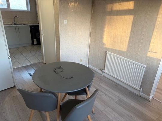 3 bedroom flat to rent - Photo 1