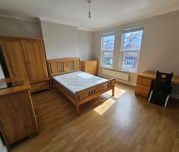 6 Bed - 137 Ash Road, Headingley, Leeds - LS6 3HD - Student - Photo 3