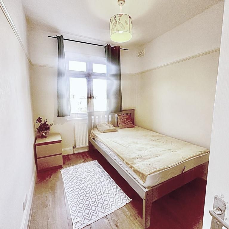 1 bedroom in a house share to rent - Photo 1