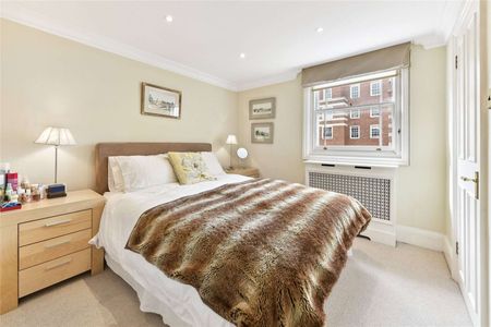 This splendid property situated on the top floor of a beautiful Pimlico period house offers 2 double bedrooms, study, 2 bathrooms, a separate kitchen and lovely views over the square. - Photo 3