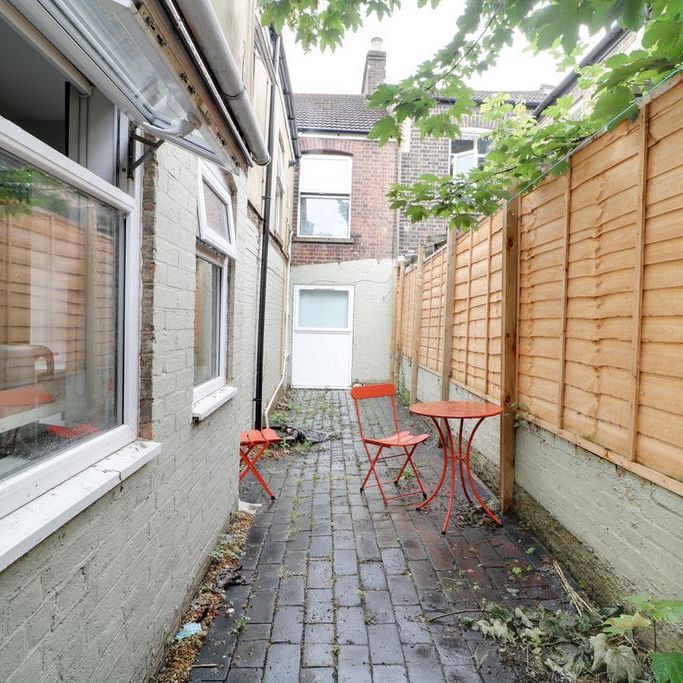 1 bedroom in a house share to rent - Photo 1