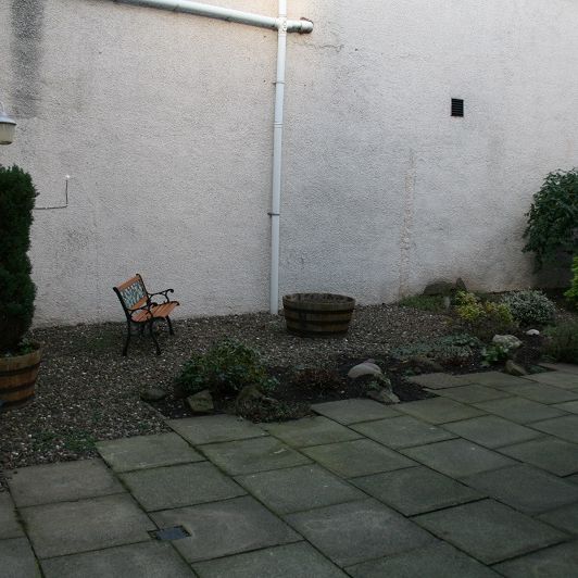 IMMACULATE 2 BEDROOM FLAT – BROCHTIE COURT, BROUGHTY FERRY - Photo 1