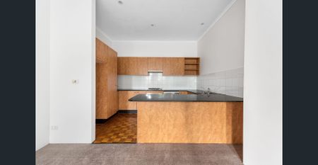 Large two-bedroom apartment in sought-after location - Photo 4