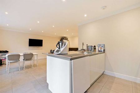 Well presented two bedroom apartment, in state of the art development, set in the vibrant village of Wargrave. - Photo 3