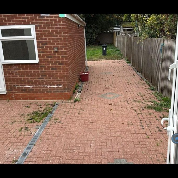 5 bedroom semi-detached house to rent - Photo 1