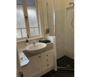 Detached One Bedroom House Furnished - Photo 3