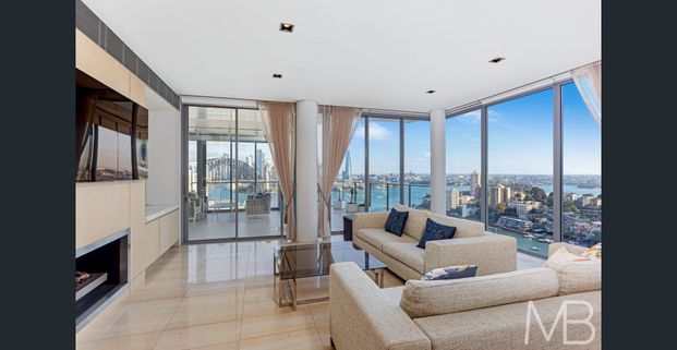 WORLD-CLASS HARBOURFRONT PENTHOUSE WITH FIREWORKS VIEWS - Photo 1