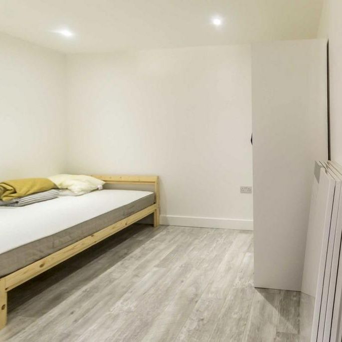 4 bedroom flat to rent - Photo 1