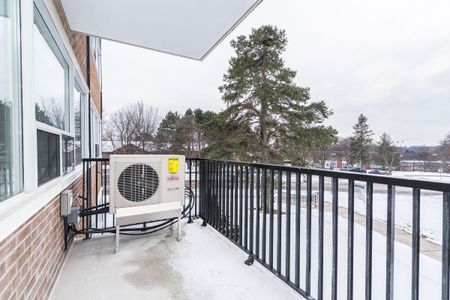 150 The Donway West - Photo 3