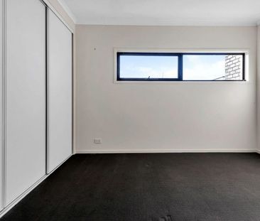 Modern 2-Bedroom Townhouse in great location - Photo 4